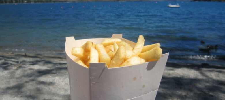 Cornet de frites devant le lac de Wanaka